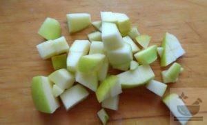 Подготавливаем для салата яблоки