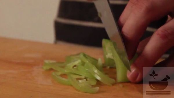 Нарезаем овощи к греческому салату