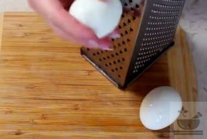 Натираем яйцо на терке