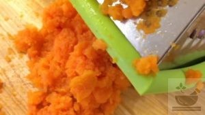 Подготавливаем отварную морковь