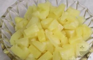 Нарезанные ананасы