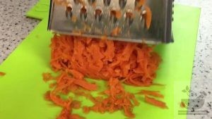 Подготавливаем для салата вареную морковь