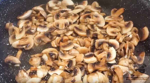 Обжаренные грибы в салате "Сугроб"