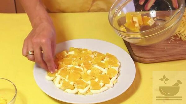 Выкладываем в салат апельсины