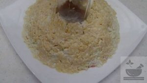 Натертый сыр в салате