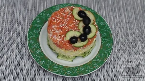 Салат с красной рыбой и огурцом