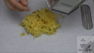 Картофель натираем на терке