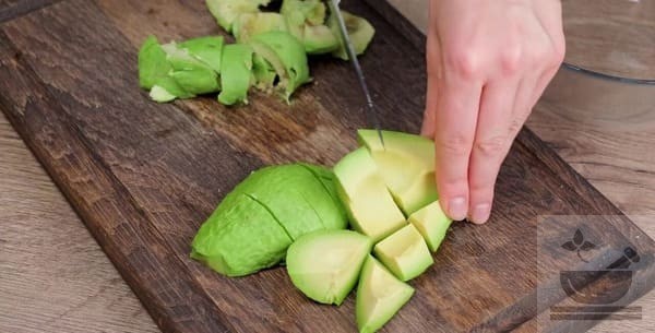 Нарезаем авокадо для гуакамоле