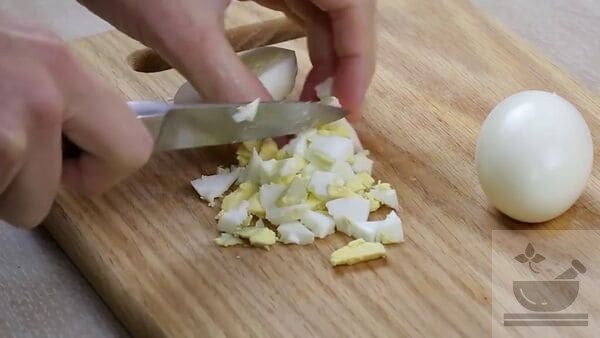 Нарезка яйца в салат