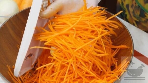 Морковь натираем на корейской терке
