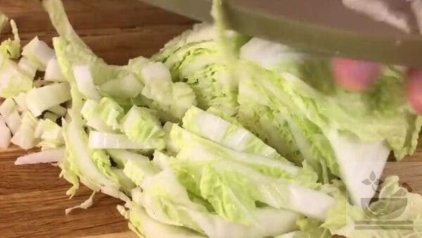 Нарезаем пекинскую капусту для салата