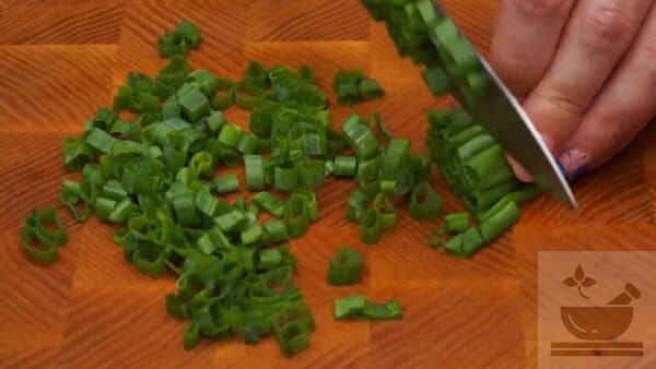 Нарезаем зеленый лук для салата Минутка