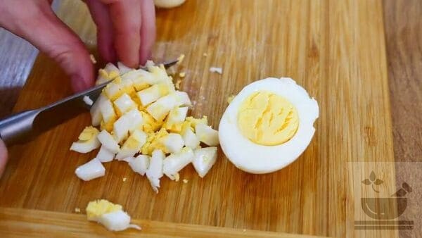 Нарезка куриных яиц для салата