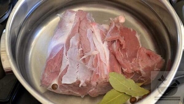 Отвариваем свинину для салата
