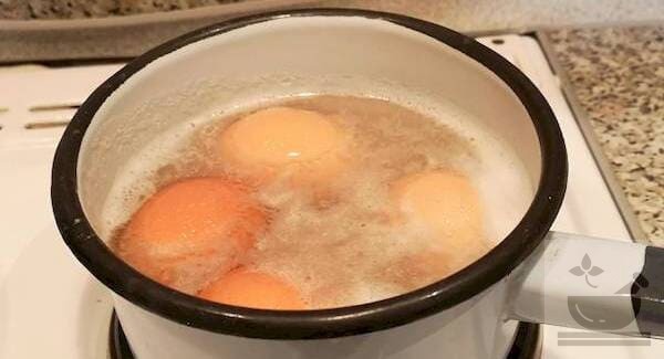 Отвариваем куриные яйца