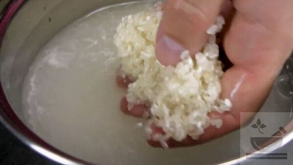 Промываем рис для суши